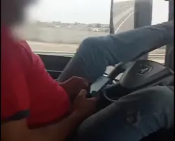 سائق شاحنة يثير الجدل على مواقع التواصل بعد ظهوره يقود بقدميه على طريق سريع